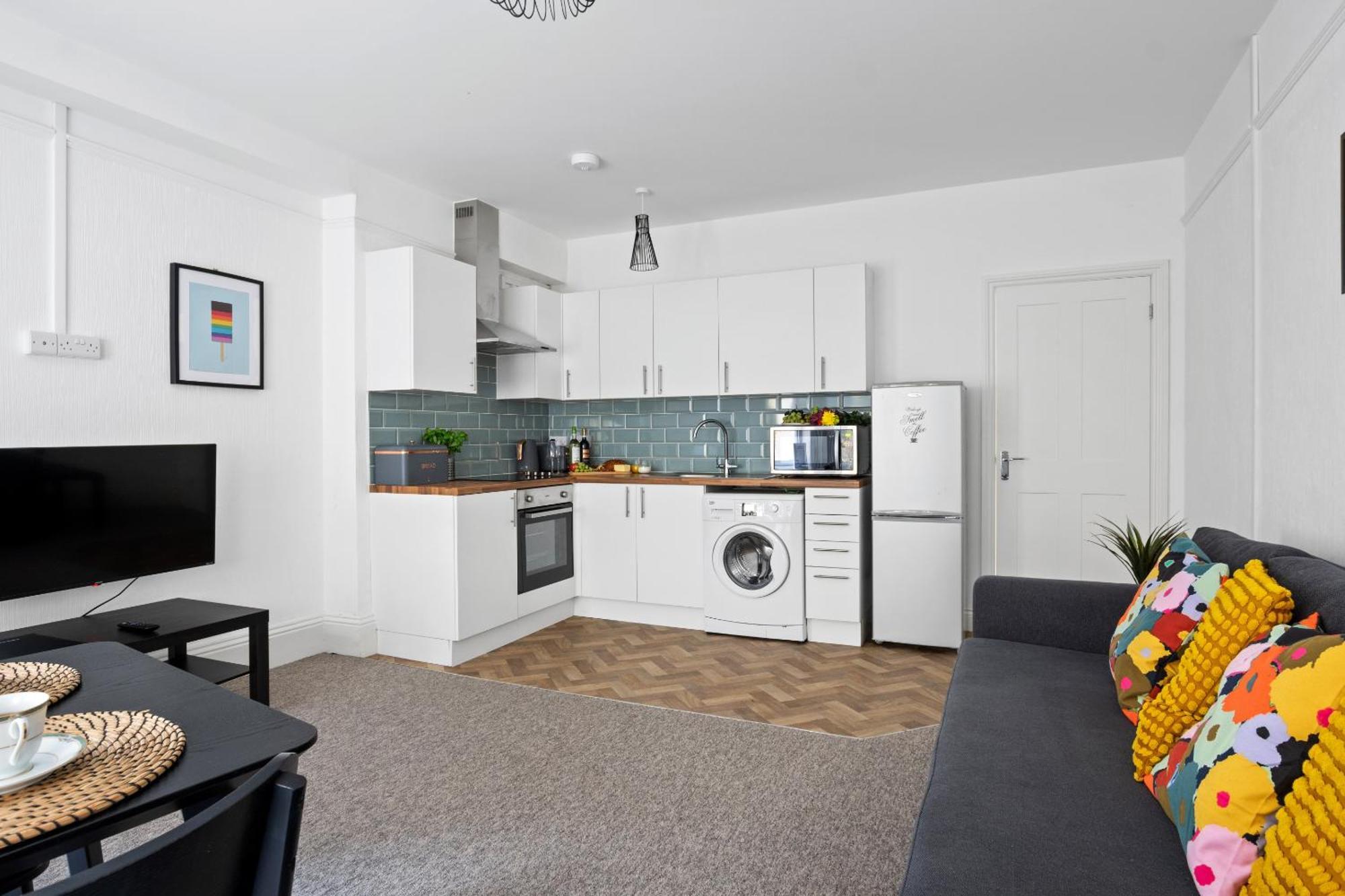 Family Retreat Flat-2 Stylish Central Bournemouth Apartment, Sleeps 6, 7 Minute Walk To Beach Parking Wifi Kitchen And Washer Exterior photo