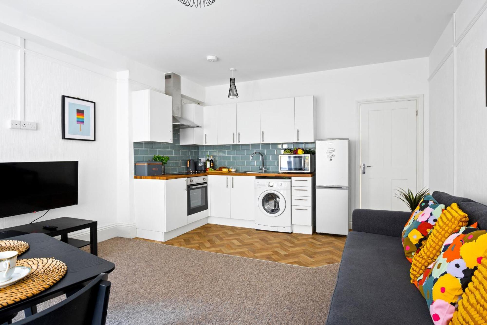 Family Retreat Flat-2 Stylish Central Bournemouth Apartment, Sleeps 6, 7 Minute Walk To Beach Parking Wifi Kitchen And Washer Room photo